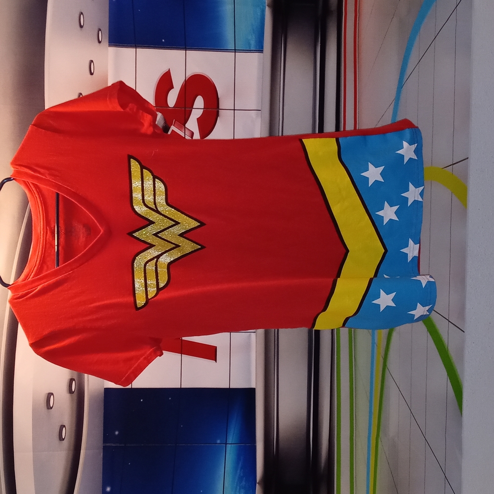 Wonder Woman women's t-shirt with cape